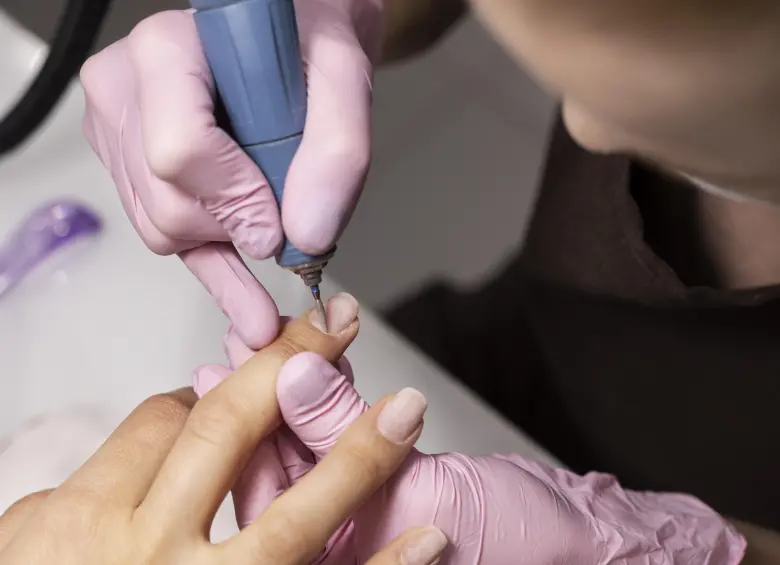 Este tipo de uñas se ha vuelto tendencia en los últimos años. Imagen: Freepik.