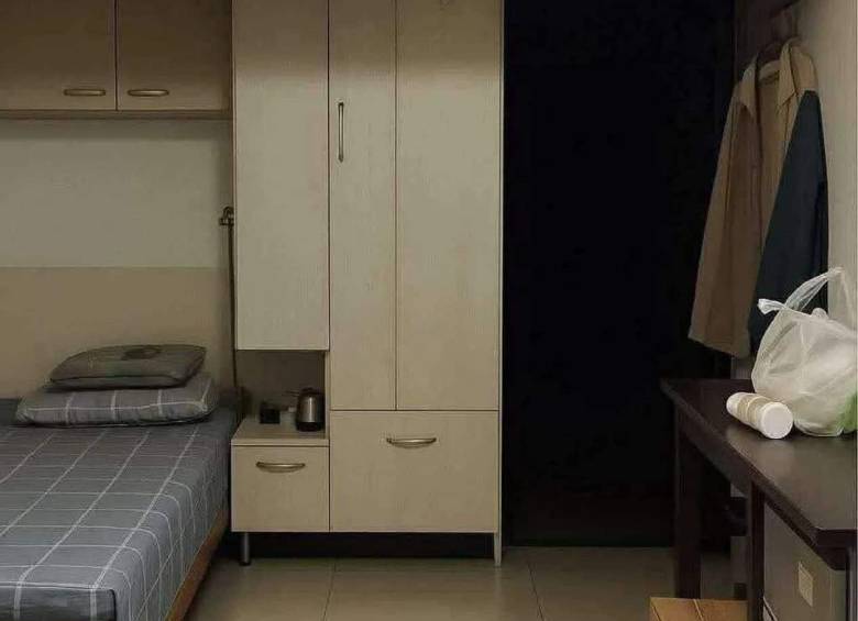 Esta era la habitación en la que “Sister Hong” grababa a su víctimas. Imagen tomada de captura de video.