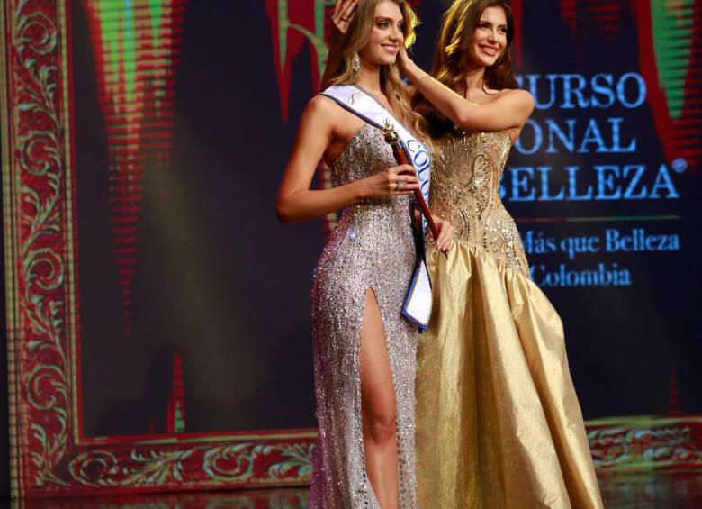 Catalina recibió la corona de parte de la anterior señorita Colombia, Sofía Osío Luna. FOTO COLPRENSA Luis Eduardo Herrán.