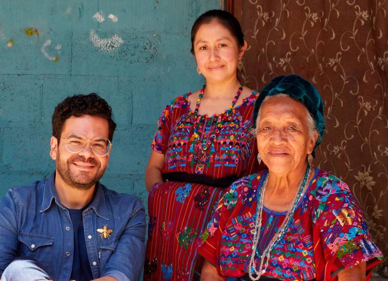 Juan Pablo Socarrás, a la izquierda, aprendió de las mujeres guatemaltecas toda la tradición de los tejidos mayas. FOTO Cortesía
