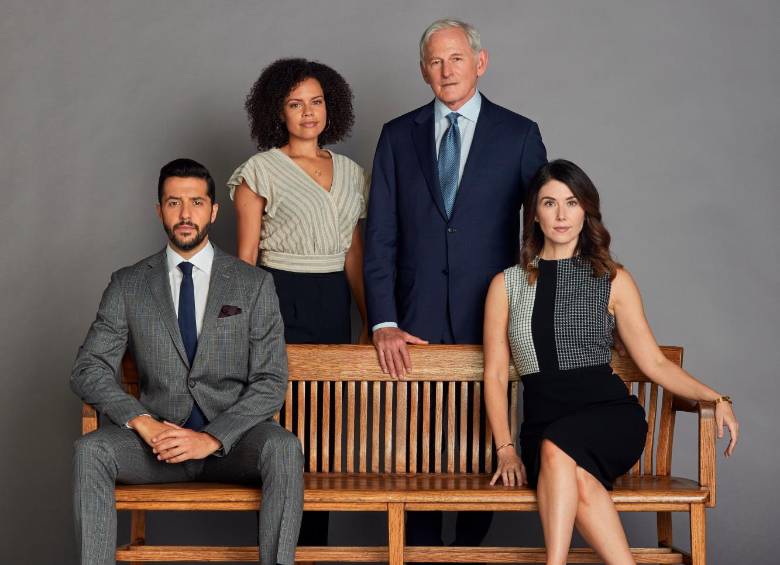 Este es el elenco de Family Law. Arriba: Genelle Williams como Lucy Svensson, Victor Garber como el padre de todos ellos, Harry Svensson. Abajo: Zach Smadu como Daniel Svensson y Jewel Staite como Abigail. FOTO Cortesía Universal TV.
