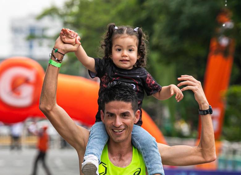 Jeisson Suárez y su hija Isabella llegando a la meta de la Maratón de Medellín, una imagen que emocionó a los asistentes al evento y que es muestra de amor y dedicación. FOTO carlos velásquez