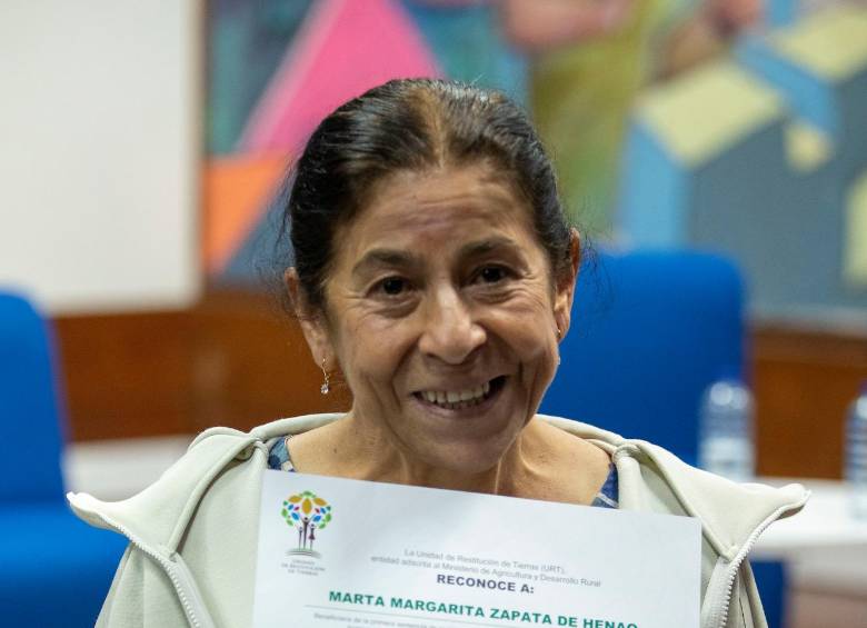 Martha Margarita Zapata Arias recibió el diploma que certifica la restitución de su predio. FOTO Edwin Bustamante