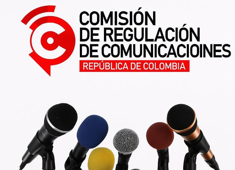 Arriba de los micrófonos, el logo de la Comisión de regulación de Comunicaciones (CRC). FOTO: Ilustración El Colombiano