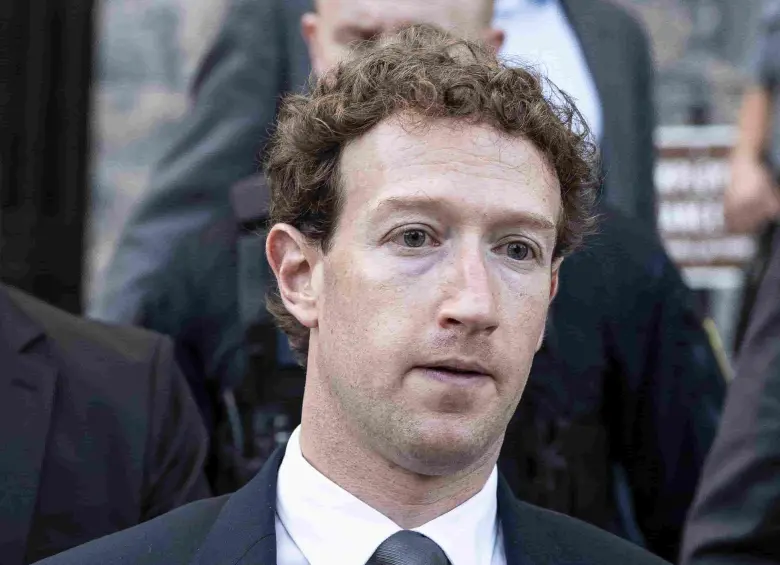 Mark Zuckerberg lidera la transformación de la empresa hacia modelos basados en IA, con inversiones millonarias en infraestructura tecnológica. FOTO: AFP.