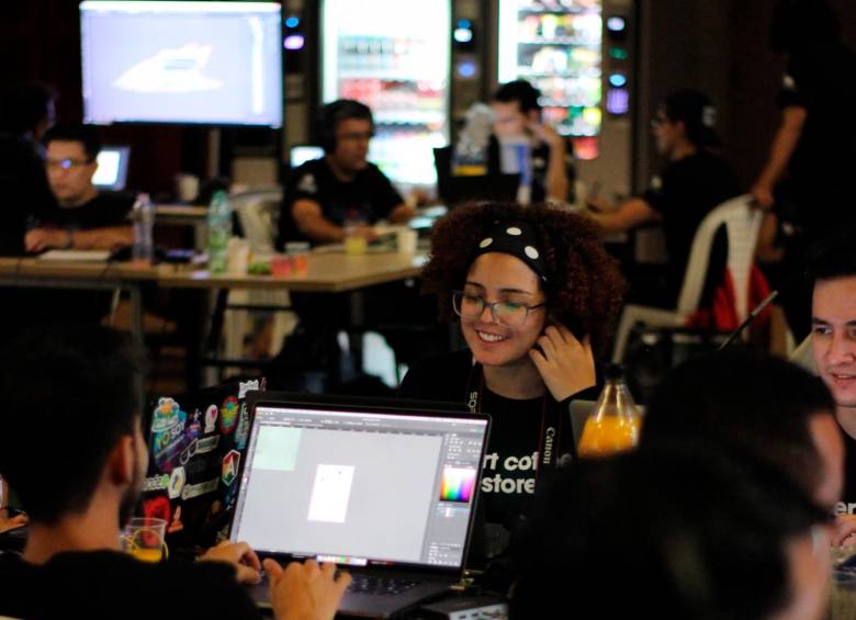 Jóvenes se reúnen por 48 horas para diseñar un videojuego. Foto: cortesía Frecuencia Gamer