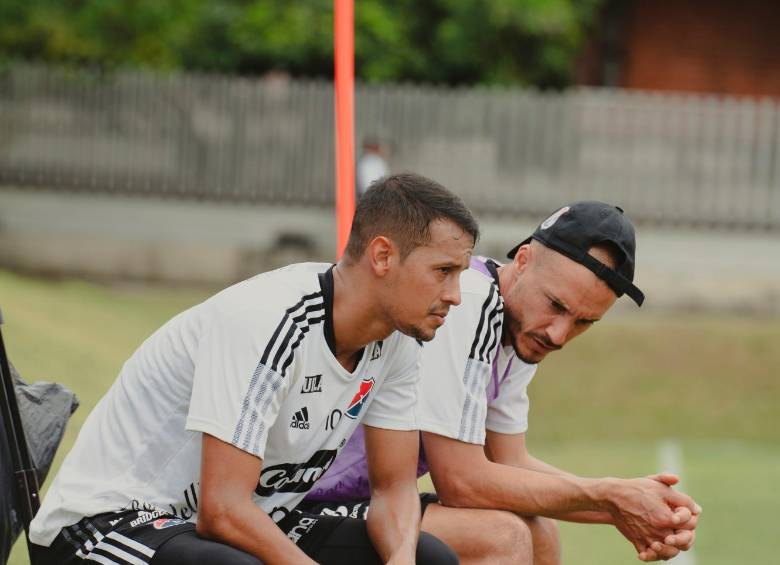 En la imagen se observa a David González conversando con Andrés Ricaurte durante una de las prácticas. FOTO cortesía DIM