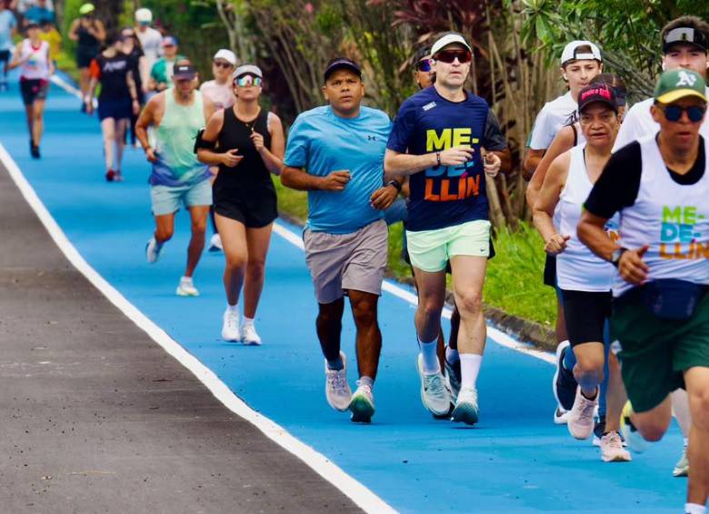 La Alcaldía de Medellín reabrió la pista de 1,6 kilómetros para la práctica de trote y ciclismo tras completar los trabajos de repavimentación, ampliación de carriles y demarcación. Foto: Cortesía