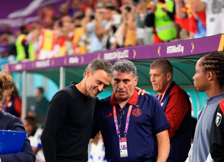 El entrenador Luis Fernando Suárez dialoga con el técnico Luis Enrique, después del duelo que sostuvo Costa Rica con España en la fase de grupos del Mundial. FOTO GETTY