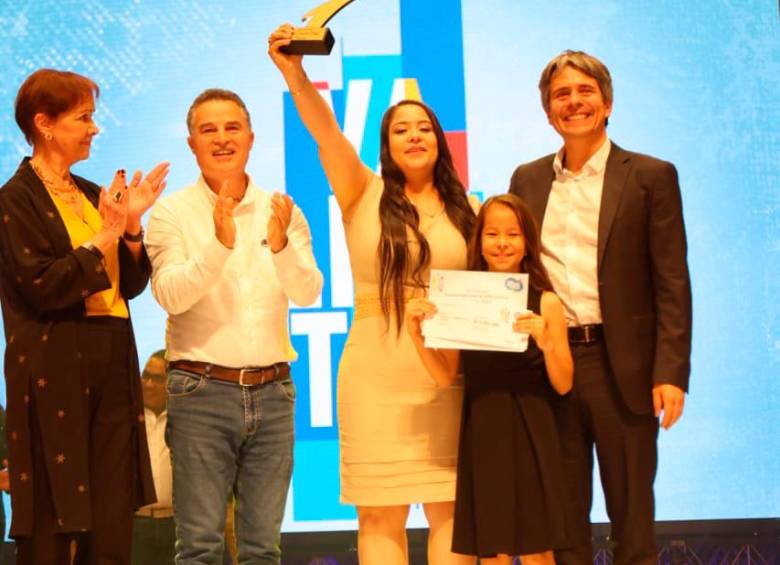 Dalia Johanna Carrillo fue reconocida anoche por Interactuar como el Famiempresario del Año 2022. FOTO Cortesía Interactuar