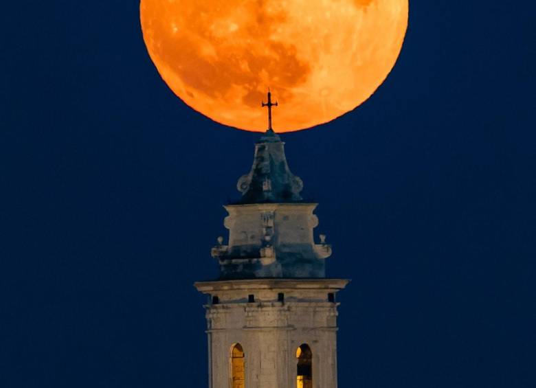La Luna de Fresa se observa detrás del campanario de la Iglesia de San Pedro en Molfetta, Italia, el 29 de junio de 2026. Foto: Getty