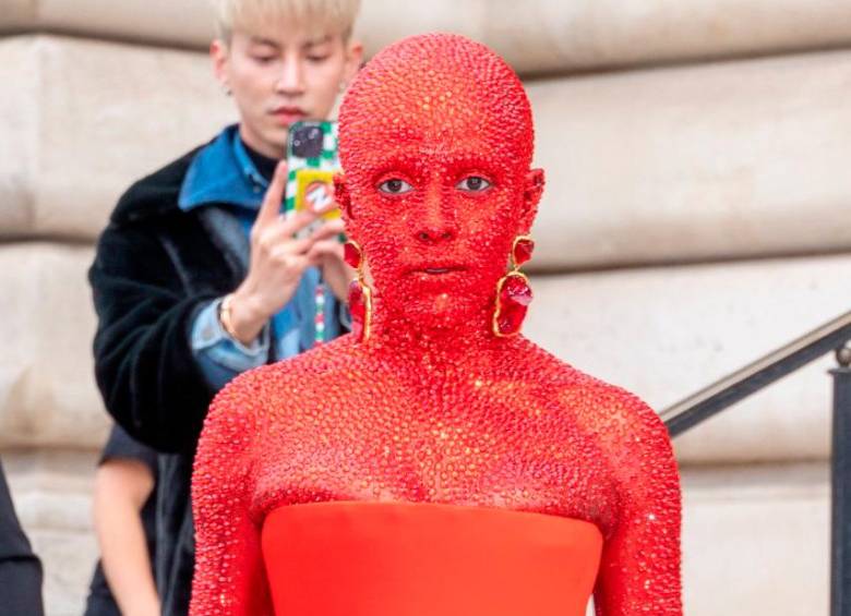 La siempre polémica cantante Doja Cat revestida de brillantes rojos hasta en su cara. FOTO Getty