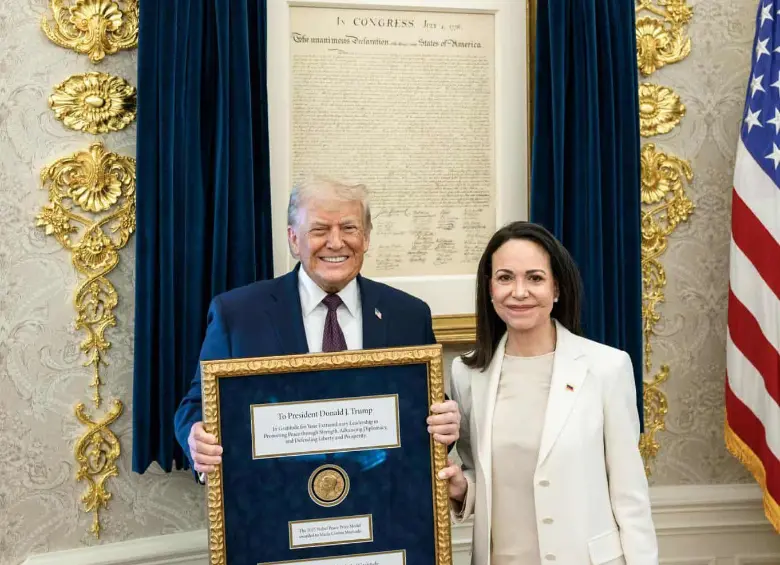 María Corina Machado, líder opositora venezolana y premio Nobel de la Paz 2025, obsequió la medalla que le dio la organización noruega al presidente estadounidense, Donald Trump. FOTO: redes sociales. 
