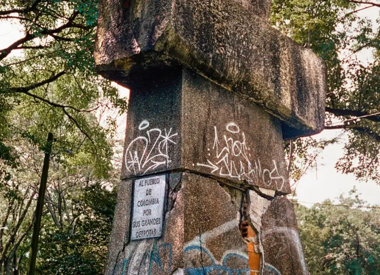 Monumento al pueblo derrotado parte de la reinterpretación de una escultura robada hace años de la que sólo quedo el pedestal en la glorieta de exposiciones. La obra está en el edificio de Coltabaco. Foto cortesía. 