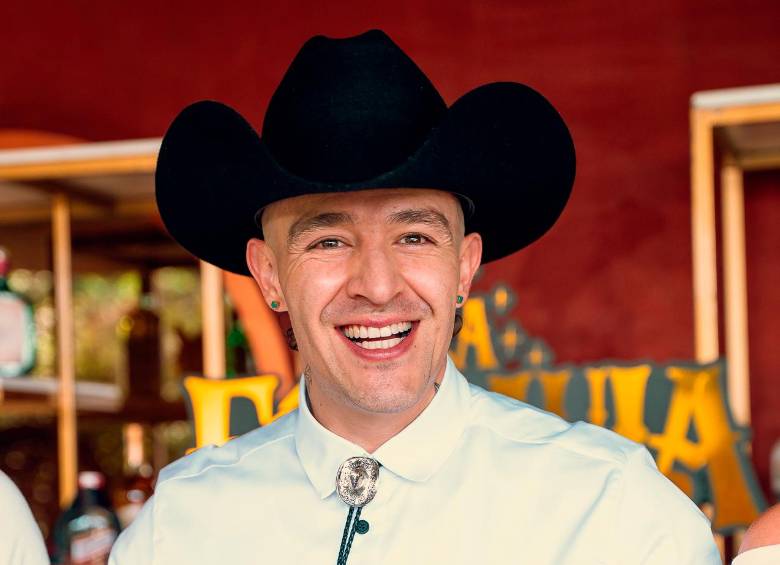 La nueva línea de ropa y sombreros de Luis Alfonso se podrá adquirir en la cuenta de Instagram @senorazo.co. en los stands durante los conciertos y en algunas tiendas físicas de Rigo. Foto cortesía.