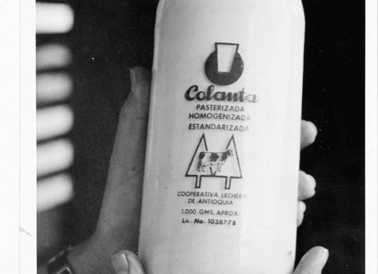 Aspecto del litro de leche en vidrio, innovación que introdujo Colanta en 1976. FOTO Manuel Saldarriaga