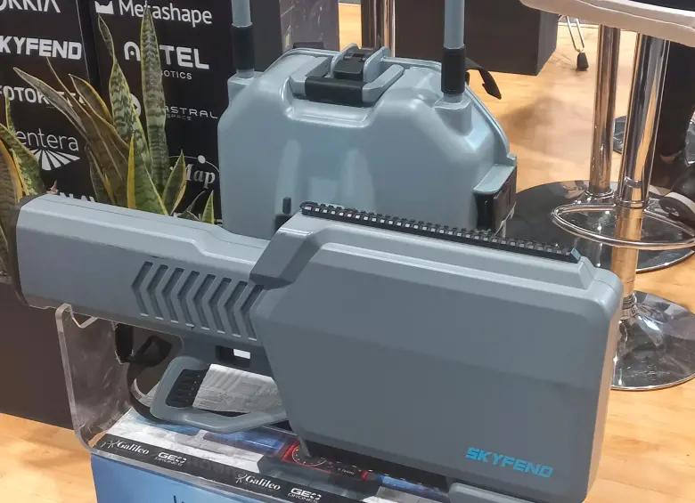 Sistema antidrones portátil, tipo pistola, para apuntar y desactivar esas aeronaves que estén cerca de las tropas. Fotos nelson matta