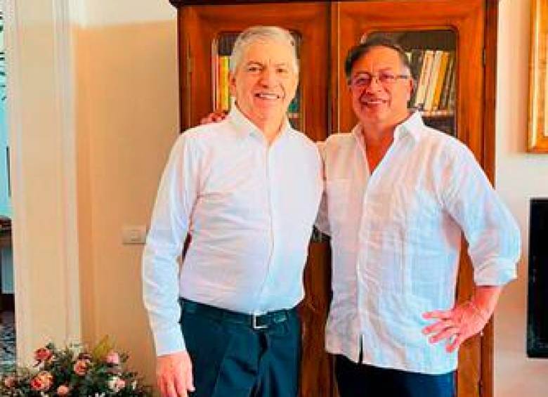 El presidente del Partido Liberal, César Gaviria, con el mandatario Gustavo Petro. FOTO: Colprensa
