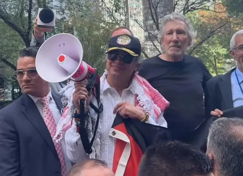 El presidente Gustavo Petro, de guayabera blanca, junto con Roger Waters, de camiseta negra. FOTO: Tomada de redes sociales Roger Waters
