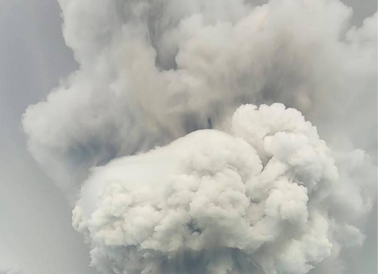La columna de cenizas generada por la erupción se levanto por cientos de metros, que se apreciaban desde la distancia. Foto: Servicio geológico de Tonga