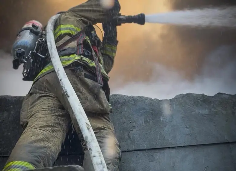 Dos tripulaciones de los Bomberos Medellín atendieron el incendio estructural en una vivienda ubicada en la comuna 1-Popular. Foto: Archivo- Cortesía