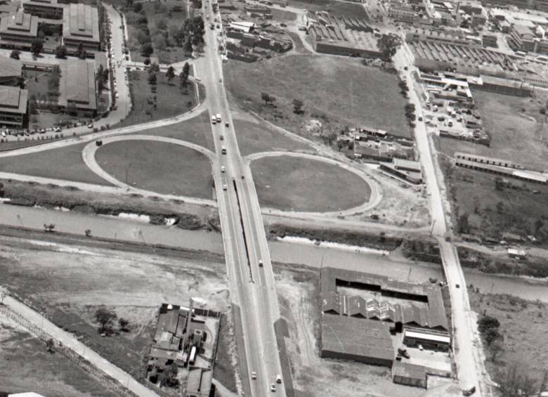 Panorámica del puente de la Calle Barranquilla en 1974. A la derecha, al antiguo Puente de Carabineros aún en operación . FOTO: Pedro Nel Ospina. Archivo El Colombiano.