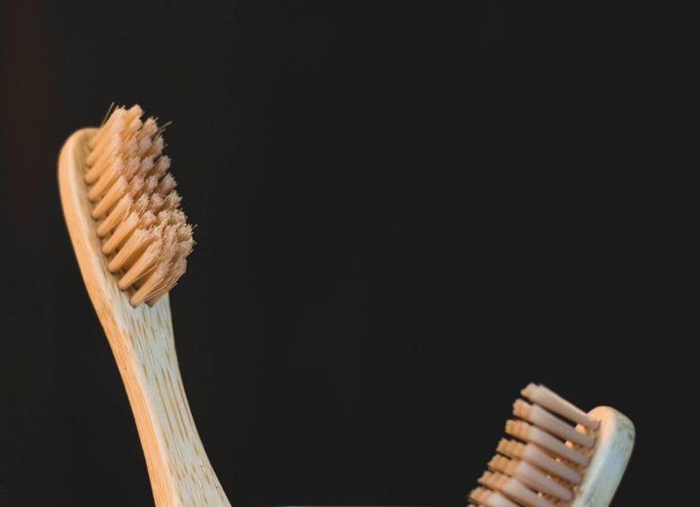 Los productos con la etiqueta “eco-friendly” le pueden ayudar a eliminar los plásticos de un solo uso que contaminan. Foto: Benjamin Brunner vía Unsplash