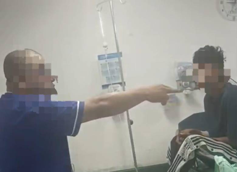 Momento en el que el médico agredido vuelve a atender al paciente y le reprocha por, junto con sus familiares, haberlo golpeado. Foto: toma de video cortesía.