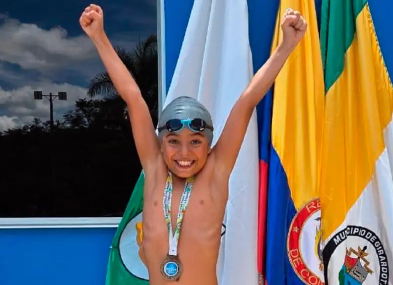 En su debut competitivo en natación, en Girardota, Agustín salió campeón. FOTO CORTESÍA