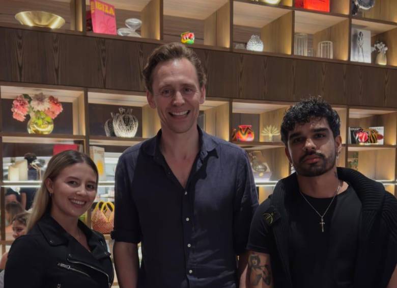Imagen de la visita del actor Tom Hiddleston al restaurante ElCielo, de Medellín. FOTO Cortesía