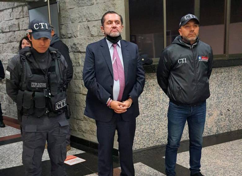 Mario Castaño llegó al búnker de la Fiscalía luego de ser detenido por agentes del CTI a su salida del Congreso. FOTO Cortesía