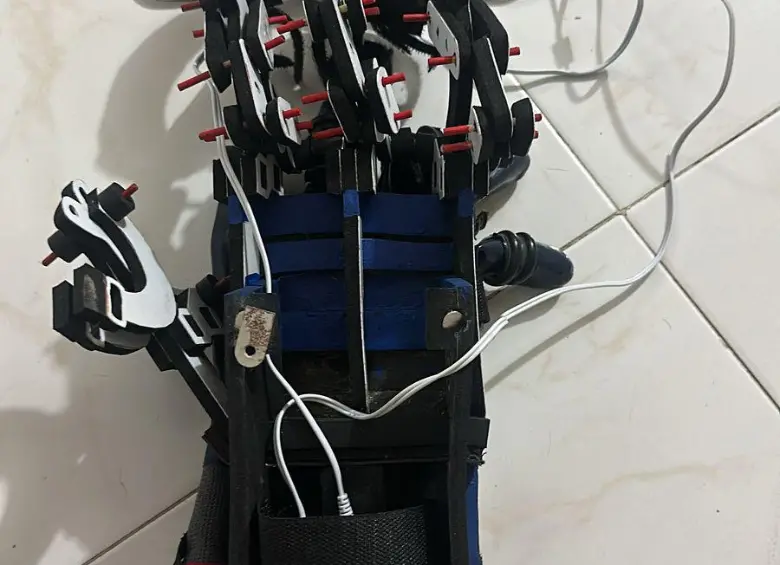 Mano robótica elaborada por el profesor Echeverri y sus estudiantes de Media Académica. FOTO Cortesía.