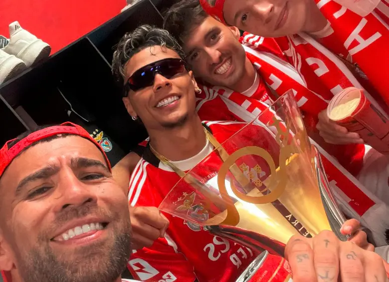 Otamendi, en una Selfie, junto a Richard Ríos y otros compañeros del Benfica. FOTO TOMADA DE X