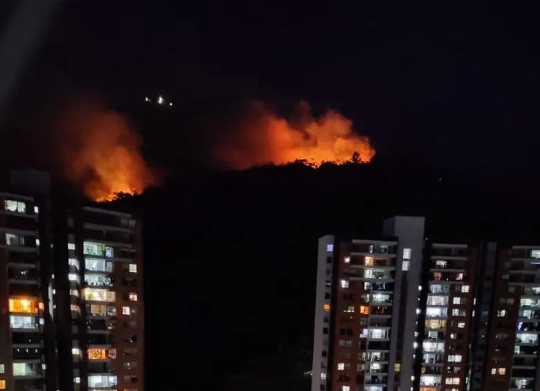 Desde uno de los conjuntos residenciales de la Loma de los Bernal se sienten las llamas cercas. Las sirenas de emergencia no han parado de sonar. Foto: Cortesía. 