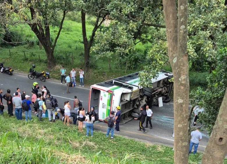 Un bus se volcó en la autopista Norte cerca de la entrada de Girardota. La vía permanece cerrada mientras se atiende la emergencia. FOTO: Cortesía
