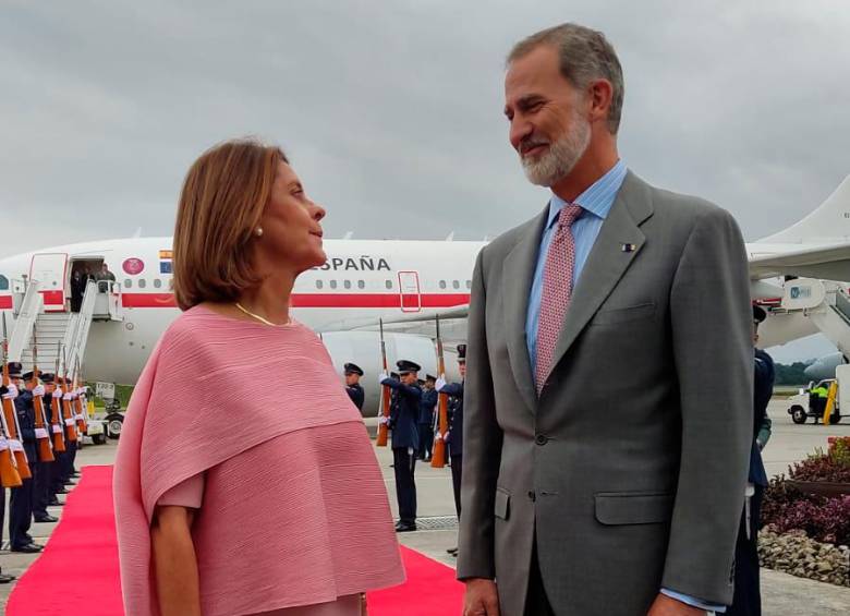 El Rey de España fue recibido por la vicepresidente Marta Lucía Ramírez. FOTO: TOMADA DE TWITTER @CancilleriaCol
