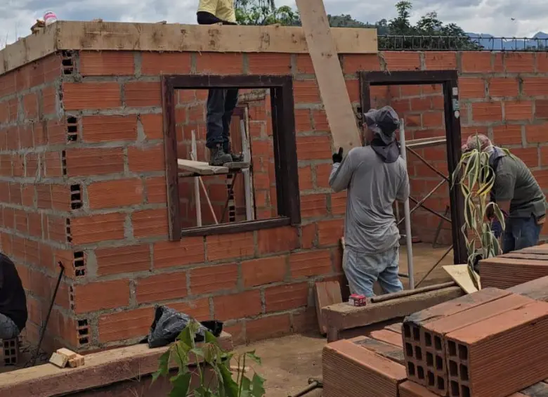 Voluntarios trabajando en la reconstrucción de la casa de doña Amparo. FOTO: Cortesía