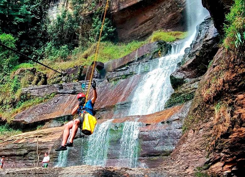 Nelson Suárez practicando torrentismo en la cascada de los caballeros en Santander. FOTOcortesía
