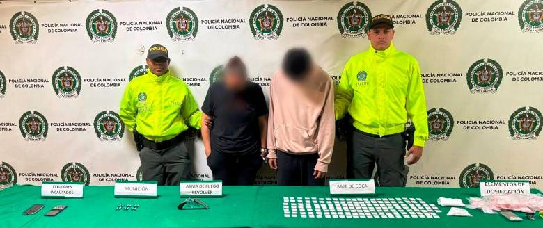 Mamá e hijo fueron capturados por distintos delitos dentro de una vivienda de Itagüí. Incialmente iban solamente por el hijo. FOTO: CORTESÍA POLICÍA METROPOLITANA