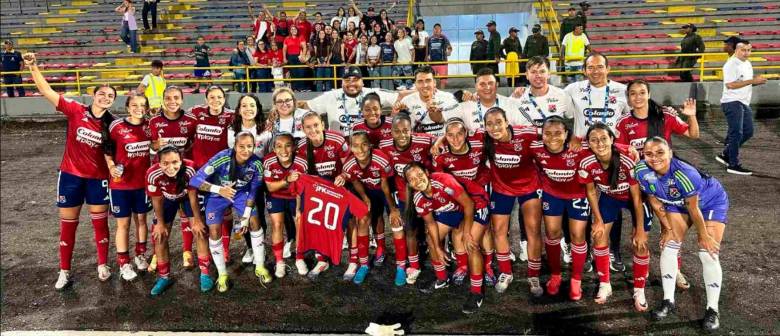 Las jugadoras y el cuerpo técnico del DIM femenino le dedicaron la victoria como visitante 0-1 ante Orsomarso a Estefanía y su bebé que nació el sábado en Medellín. FOTO CORTESÍA DIM FEMENINO 