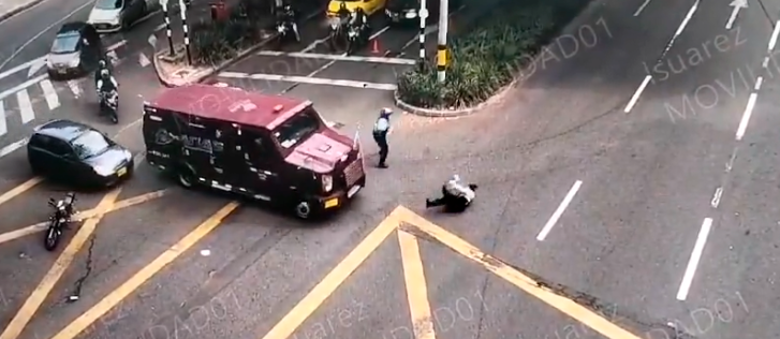 La agente sufrió varias lesiones tras ser arrollada. FOTO Captura de video