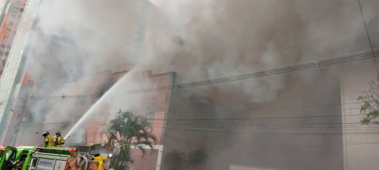 El tercer piso de la edificación en la cual comenzó el incendio colapsó. FOTO: JAIME PÉREZ.