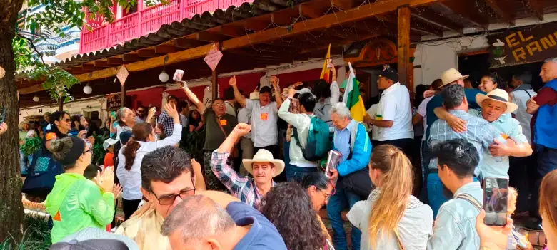Así recibieron la decisión de libertad a los campesinos decenas de habitantes del pueblo en junio de 2025. FOTO Cortesía Óscar Castaño