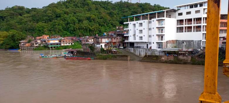 Así estaba la terminal de transporte fluvial de Itsmina en la mañana de este viernes. FOTO CORTESÍA SW