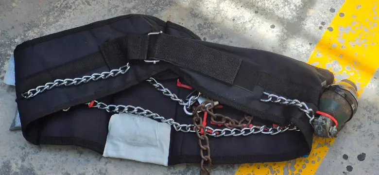 Un teléfono celular y una granada estaba adheridos al cinturón. FOTO CORTESÍA 