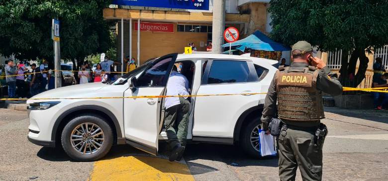 En este vehículo se transportaba la víctima al momento del ataque, en el barrio Sevilla de Medellín. FOTO: SANTIAGO OLIVARES TOBÓN.