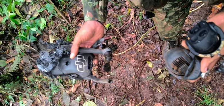 El Ejército derribó uno de los drones terroristas usados por las disidencias de las Farc en el corregimiento San Antonio, de Jamundí. FOTO: CORTESÍA DEL EJÉRCITO.