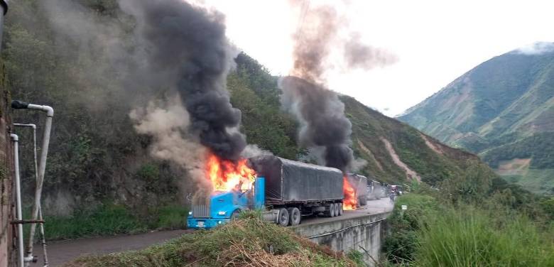Los conductores fueron bajados de los vehículos por hombres armados sin identificar. FOTO: CORTESÍA 