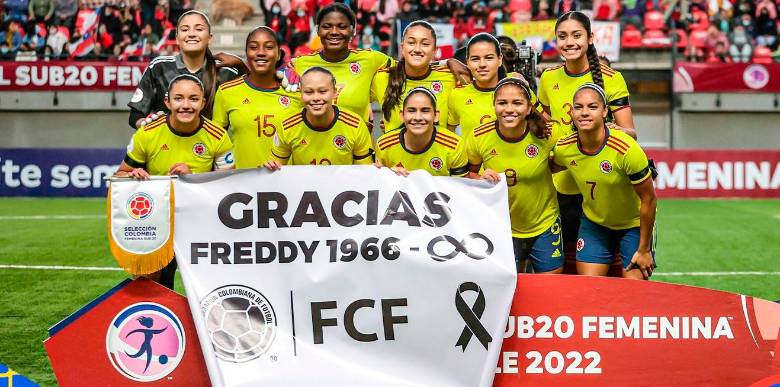 La selección Colombia femenina sub-20 rindió un homenaje a Freddy Rincón, quien falleció este miércoles en Cali. FOTO CORTESÍA FCF