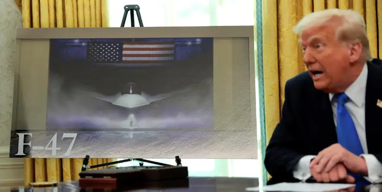 Donald Trump presentando su nuevo avión de combate de sexta generación. FOTO: AFP